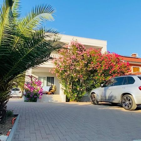 Mr. Hall Apartments Barbat na Rabu Exterior photo