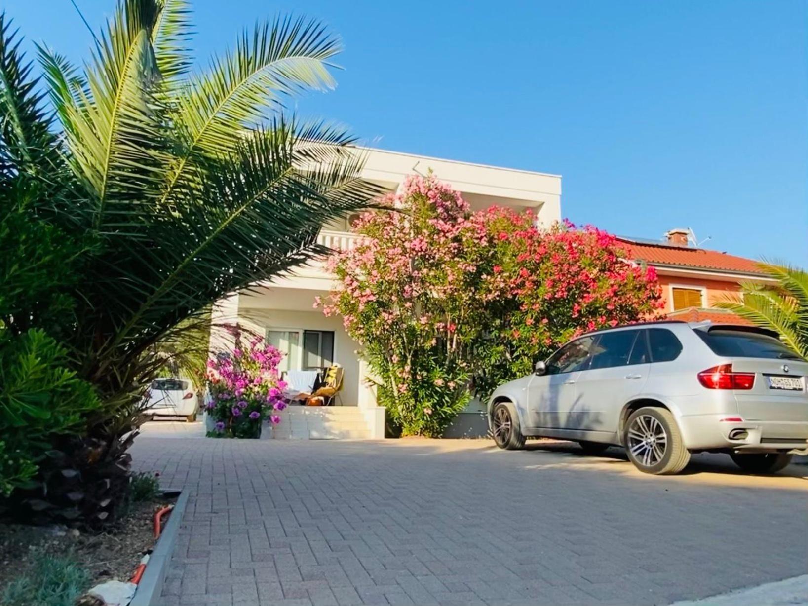 Mr. Hall Apartments Barbat na Rabu Exterior photo