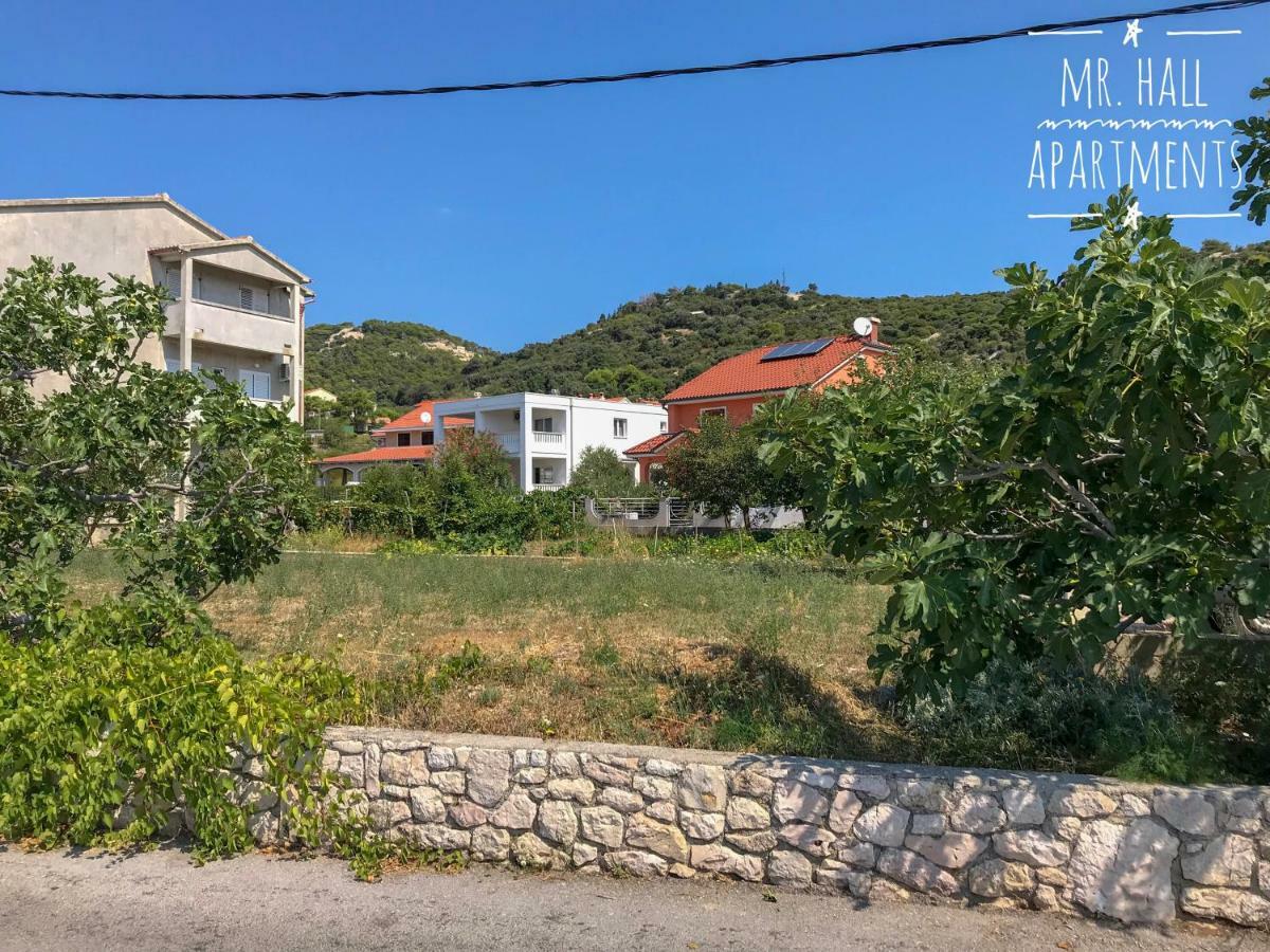 Mr. Hall Apartments Barbat na Rabu Exterior photo