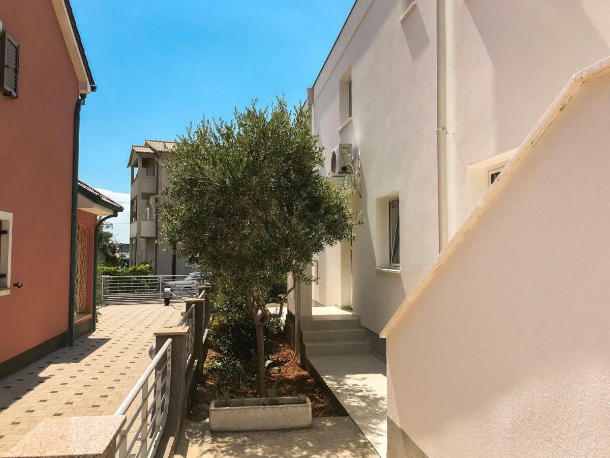 Mr. Hall Apartments Barbat na Rabu Exterior photo