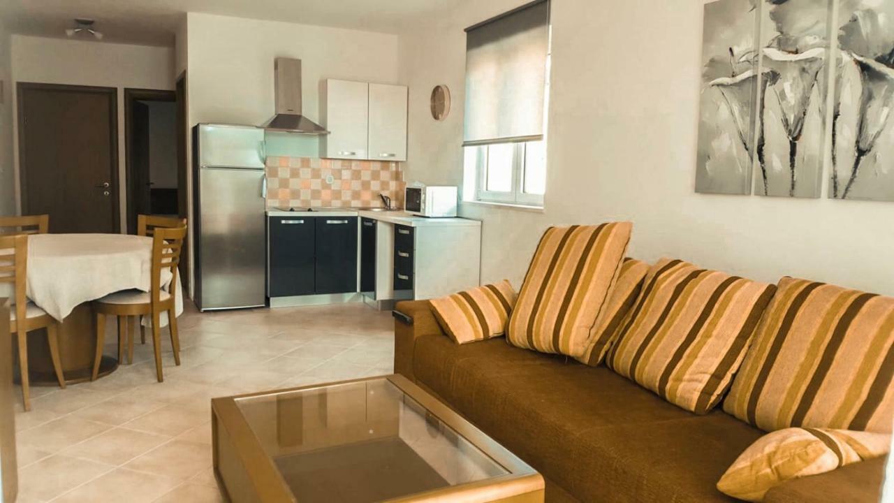 Mr. Hall Apartments Barbat na Rabu Exterior photo